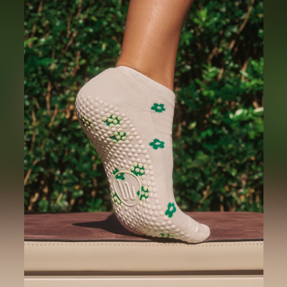 Move Active - Classic Low Rise Grip Socks - Petite Bloom (S) - NWT
Pilates/Barre